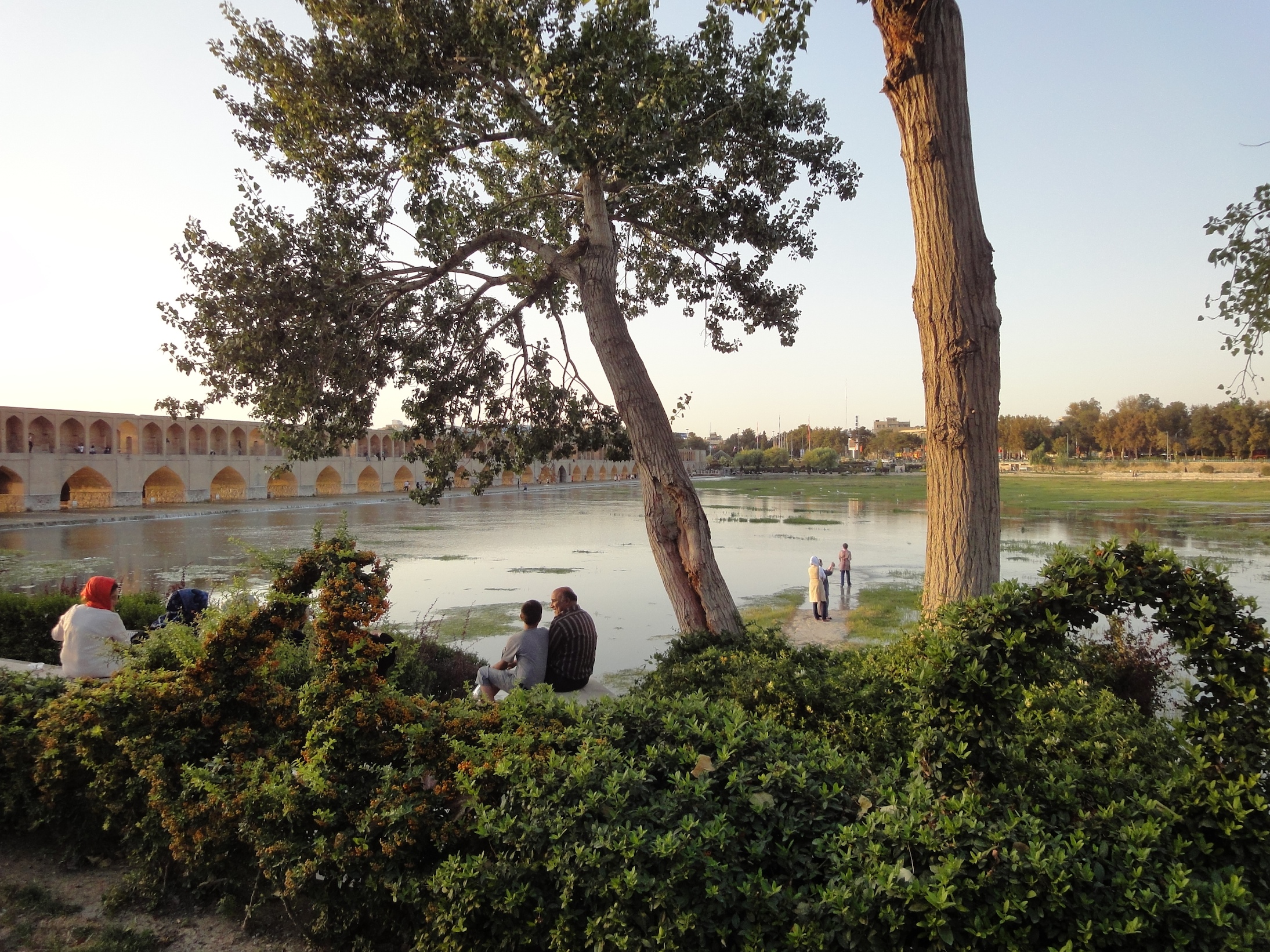 »Si-o-se Pol«, die »33- Bogen-Bruecke«, gehoert zu den markantesten Wahrzeichen und beliebtesten Sehenswuerdigkeiten Isfahans. Das 290 Meter lange, zweistoeckige Viadukt ueber den Fluss Zayandeh Rud hielt als Meisterwerk safawidischer Bauku