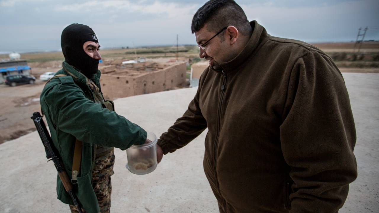 Kurdische Kaempfer sprechen miteinander