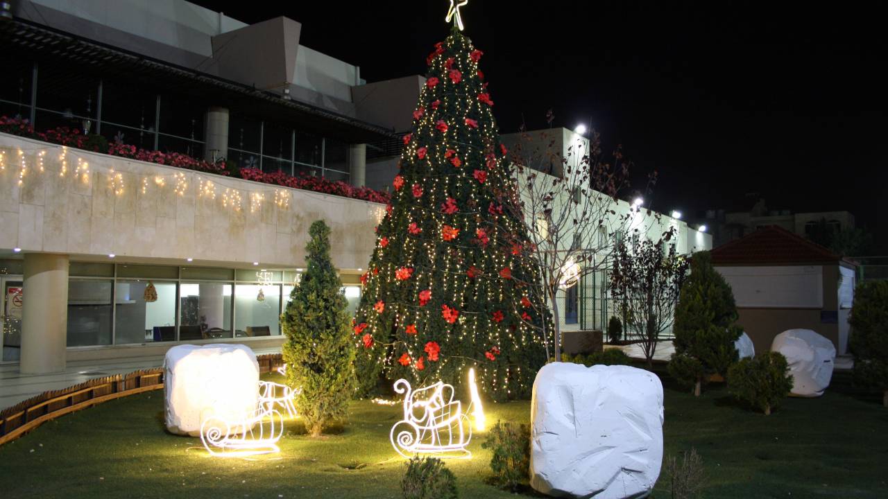 Der festlich geschmückte Weihnachtsbaum im Orthodox Club Amman