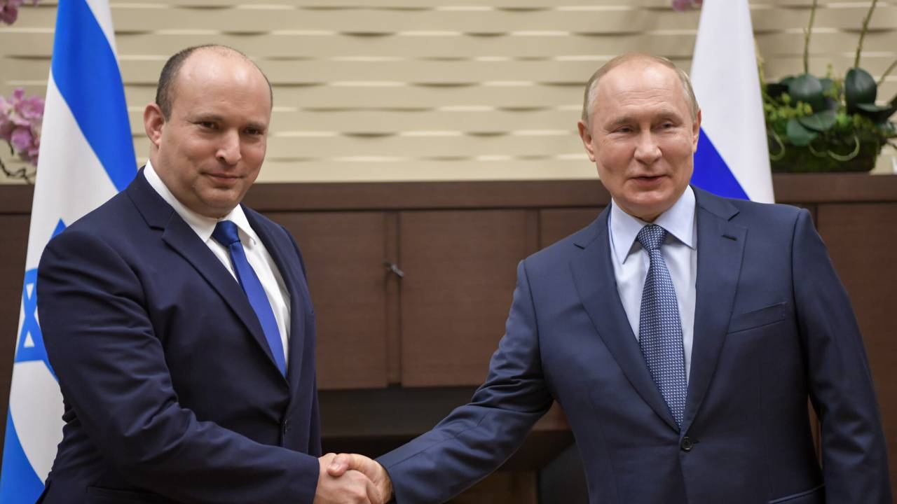 Handschlagdiplomatie oder Hinhaltemanöver? Naftali Bennett (l.) und Wladimir Putin (r.)