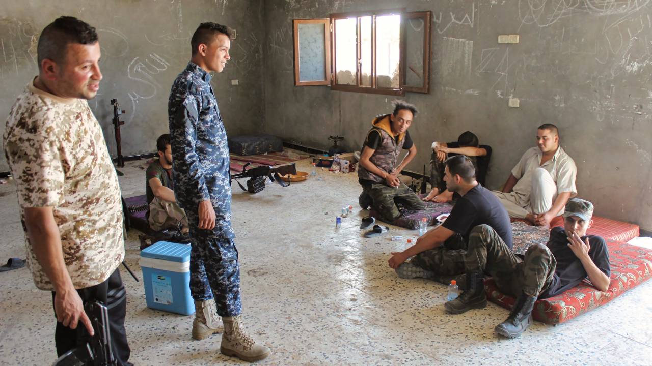 Kämpfer an der Front in Wadi Rabia, im Süden von Tripolis