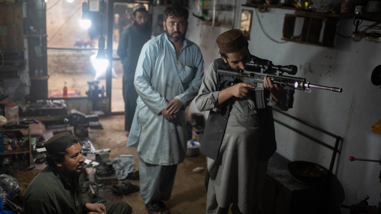 Im Waffengeschäft von Mufti Ibrahim Haqqani: Die Geschäfte laufen gut. Die Taliban gehören zu seinen besten Kunden – auch auf pakistanischer Seite der Grenze.
