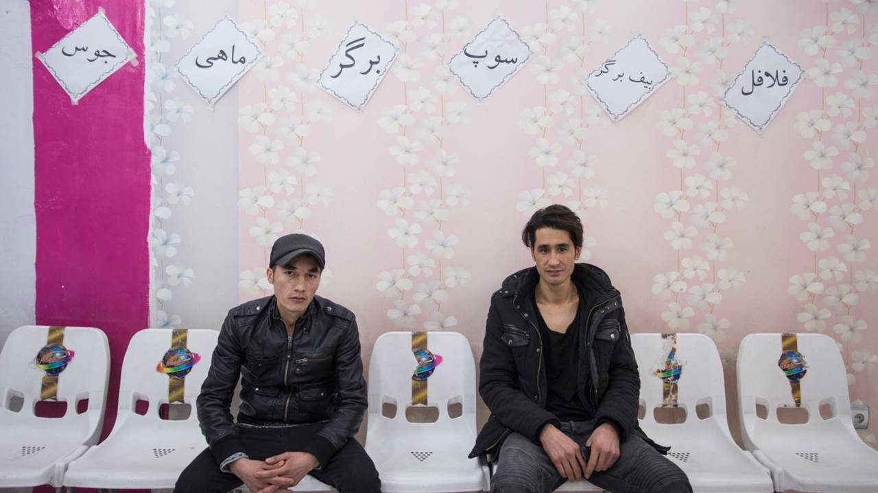 Ali Hosseini (l). und Alimadad Naseri (r.) in einem Café im Kabuler Westen, einem Tag nach ihrer Rückkehr nach Kabul.