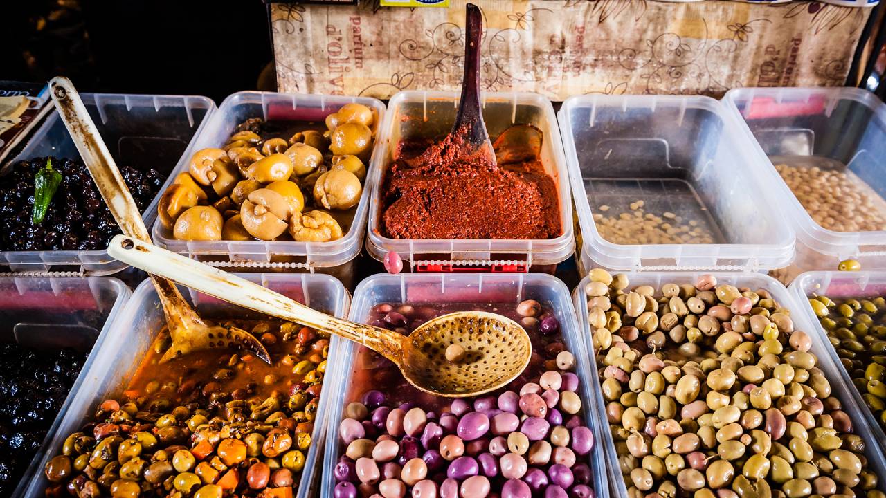Kulinarische Köstlichkeiten auf einem markt in Marokko
