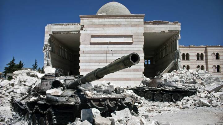 دبابات مدمرة في مدينة عزاز