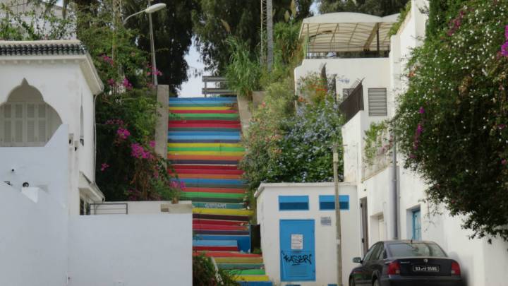 الدرج الملون في منطقة لامارسا في العاصمة التونسية