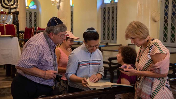 Sammy Samuels in der Musmeah Yeshua Synagoge