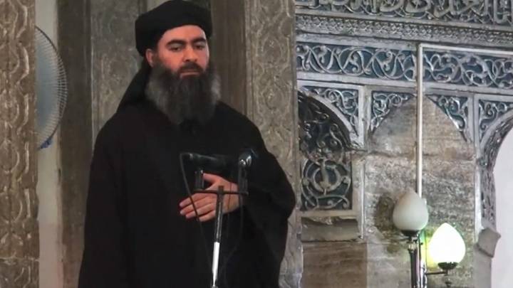 لقطة ثابتة من فيديو مسجل لخطبة ابو بكر البغدادي زعيم تنظيم داعش الإرهابي في الموصل في اول ظهور علني له في عام ٢٠١٤