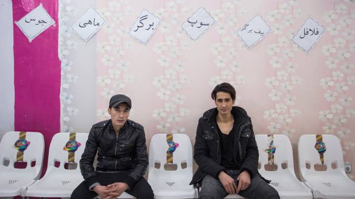 Ali Hosseini (l). und Alimadad Naseri (r.) in einem Café im Kabuler Westen, einem Tag nach ihrer Rückkehr nach Kabul. Sie beraten, was sie beide als nächstes tun sollen.