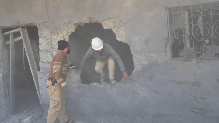 متطوع من الخوذ البيضاء يقوم بعمله الميداني