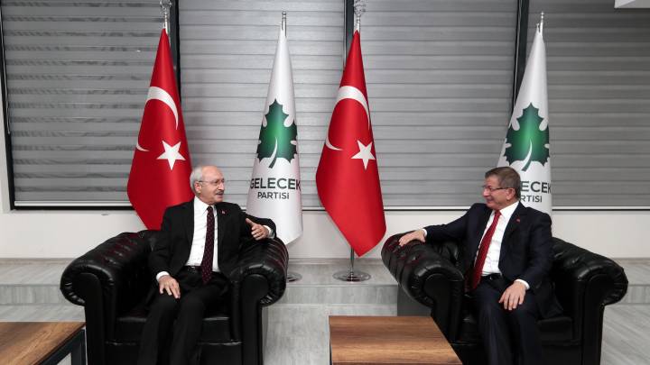 CHP Chairman Kemal Kılıçdaroğlu and Erdoğan's former foreign minister and prime minister, Future Party Chairman Ahmet Davutoğlu at a meeting in January 2021.