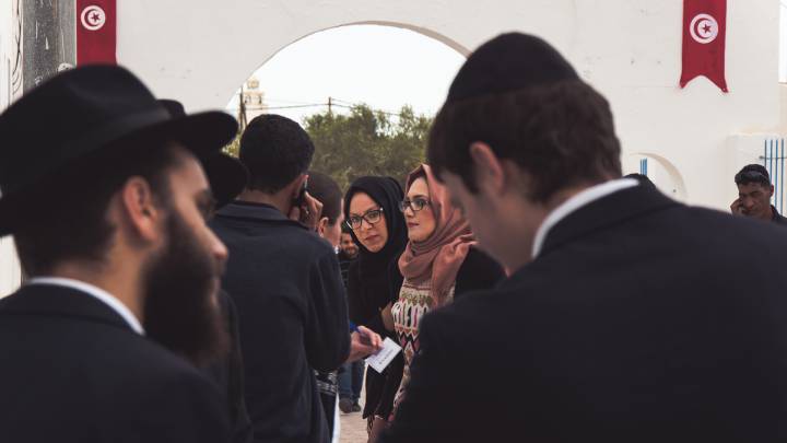 Pilger aus ganz Nordafrika feiern auf Djerba ein Fest, das viel über Tunesiens jüdische Identität und die verwobenen Kulturen des Mittelmeerraums erzählt.