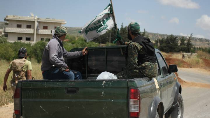 سيارة تنقل مقاتلين حركة احرار الشام