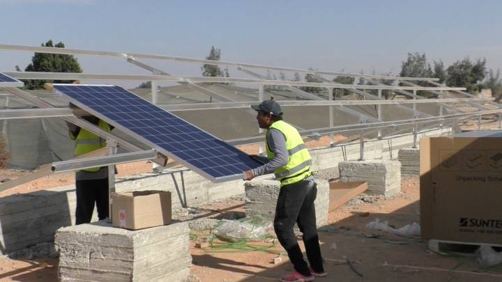عمال تركيب الألواح الشمسية