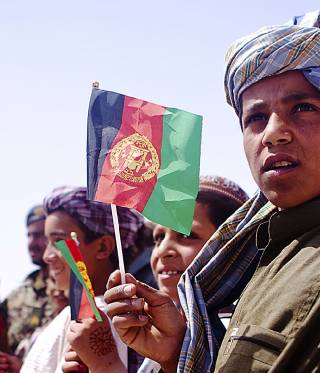 Afghanische Kinder schwenken Nationalflaggen in der Provinz Helmand