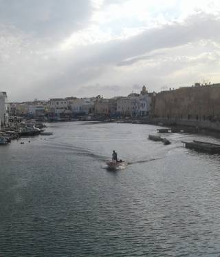 Die Hafenbucht von Bizerte. Seit die Stadt um 1100 vor Christus als Handelsposten von phönizischen Händlern gegründet wurde, starten von hier Fischerboote.
