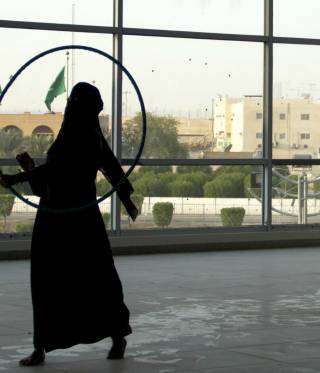 الفنانة بلقيس الراشد و حلقة الهولا هوب