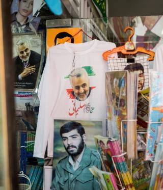 Das Konterfei von Generalmajor Qasem Soleimani in einem Souvenirladen des Kriegsmuseums Teheran. Die Taetigkeit des Kommandanten der Qods-Einheit hatte bis zur Krise 2013 mehr mit nachrichtendienstlicher Koordination und Verhandlungsfuehrung als mit milit