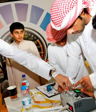 طلاب في معرض العلوم في ابو ظبي