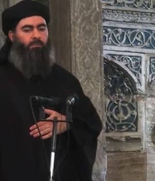 لقطة ثابتة من فيديو مسجل لخطبة ابو بكر البغدادي زعيم تنظيم داعش الإرهابي في الموصل في اول ظهور علني له في عام ٢٠١٤