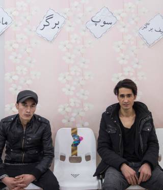 Ali Hosseini (l). und Alimadad Naseri (r.) in einem Café im Kabuler Westen, einem Tag nach ihrer Rückkehr nach Kabul. Sie beraten, was sie beide als nächstes tun sollen.