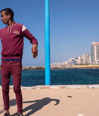 Strandzüge Der 17-jährige Saled wohnt in derselben Nachbarschaft und kommt zum Trainieren an den Strand. Er ist Mitglied der Tanzgruppe »Asphalt-Teufel«. Ihren Tanzstil bezeichnet Saled als eine Mischung aus »Knocking, Breaking und Zauberei«.