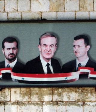 لوحة تصور الأسد الأب مع ابنيه باسل وبشار