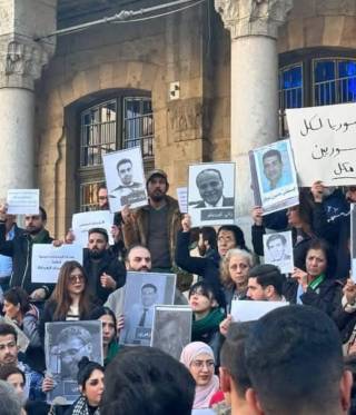  »Syrien für alle.« Bei einer Kundgebung in Damaskus halten Passanten Plakate hoch, die zur Einheit und Gerechtigkeit aufrufen.