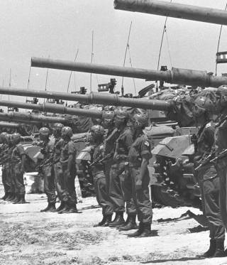 Eine Einheit israelischer Centurion-Panzer in der Negev-Wüste Eine Einheit israelischer Centurion-Panzer in der Negev-Wüste